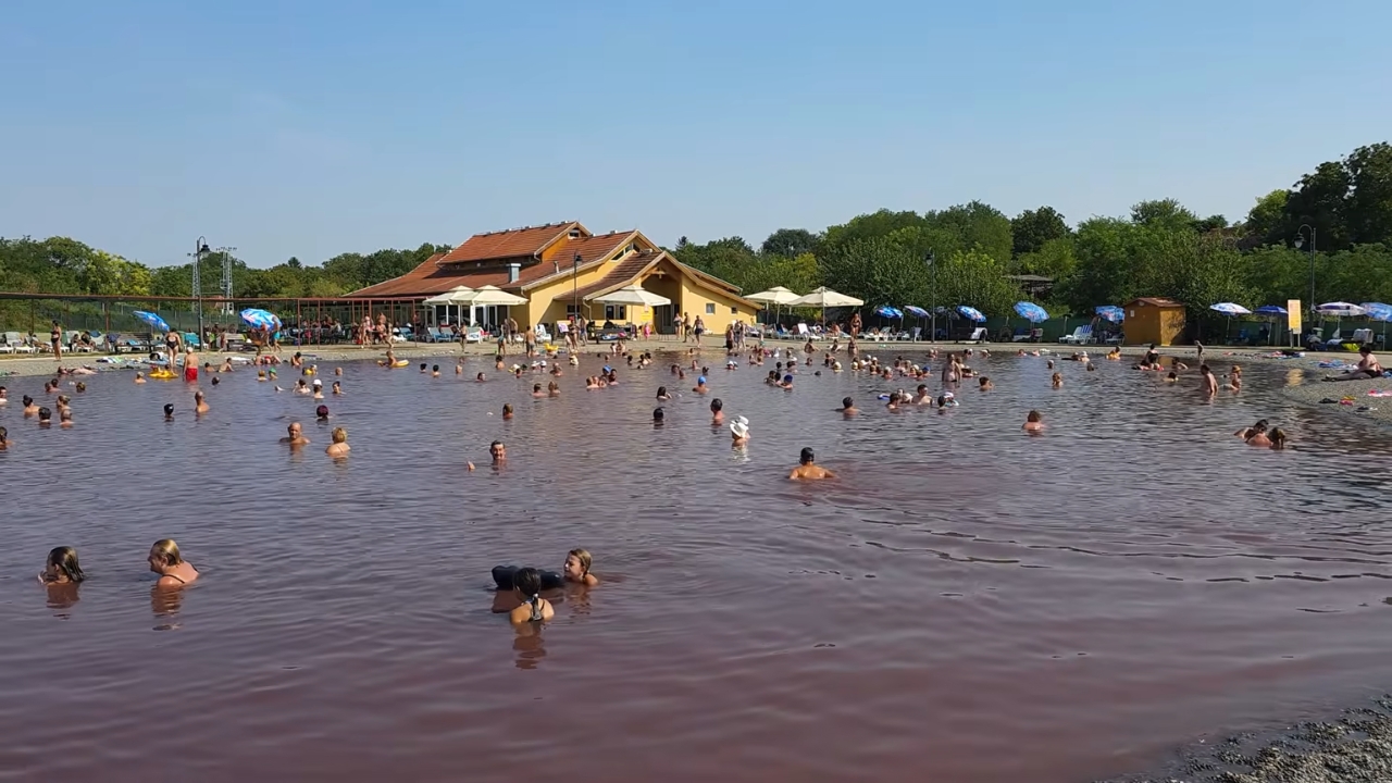 Kupači u roze jezeru Pačir tokom toplog letnjeg dana