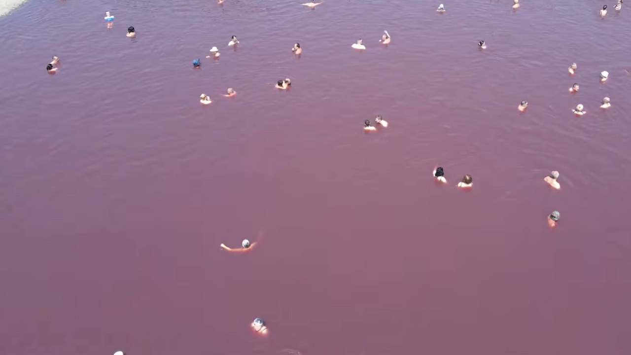 Kupači u roze termalnoj vodi jezera Pačir