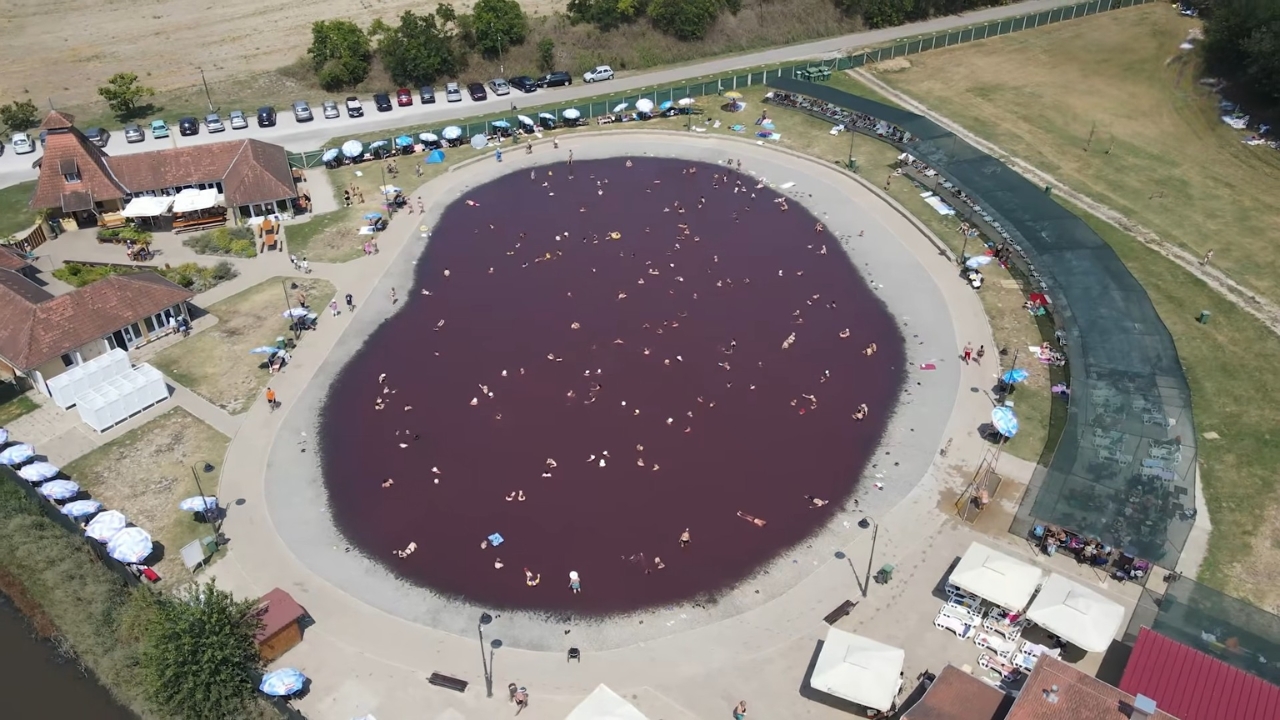Pogled iz vazduha na roze jezero u Pačiru sa kupačima i uređenim kompleksom oko obale