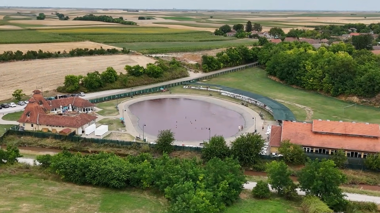 Pogled iz vazduha na roze jezero Pačir i okolna polja
